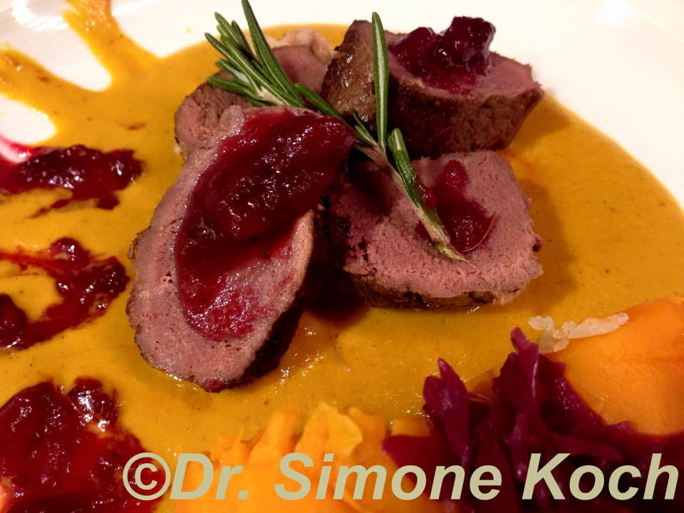Rehrücken auf Wildsauce mit Cranberrysauce und Süßkartoffeln