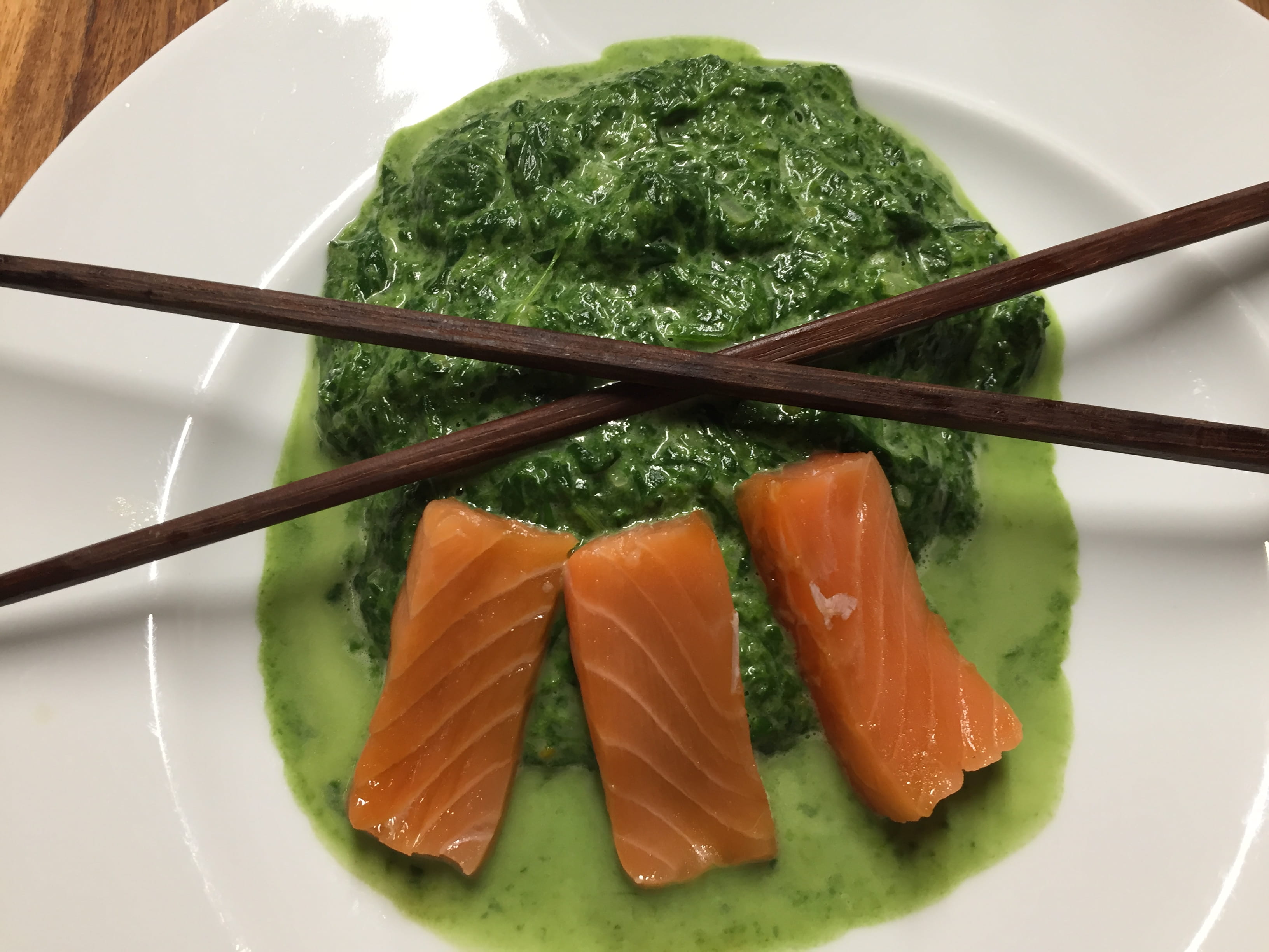 Spinat mit dem Blubb mit Sashimi vom Lachs